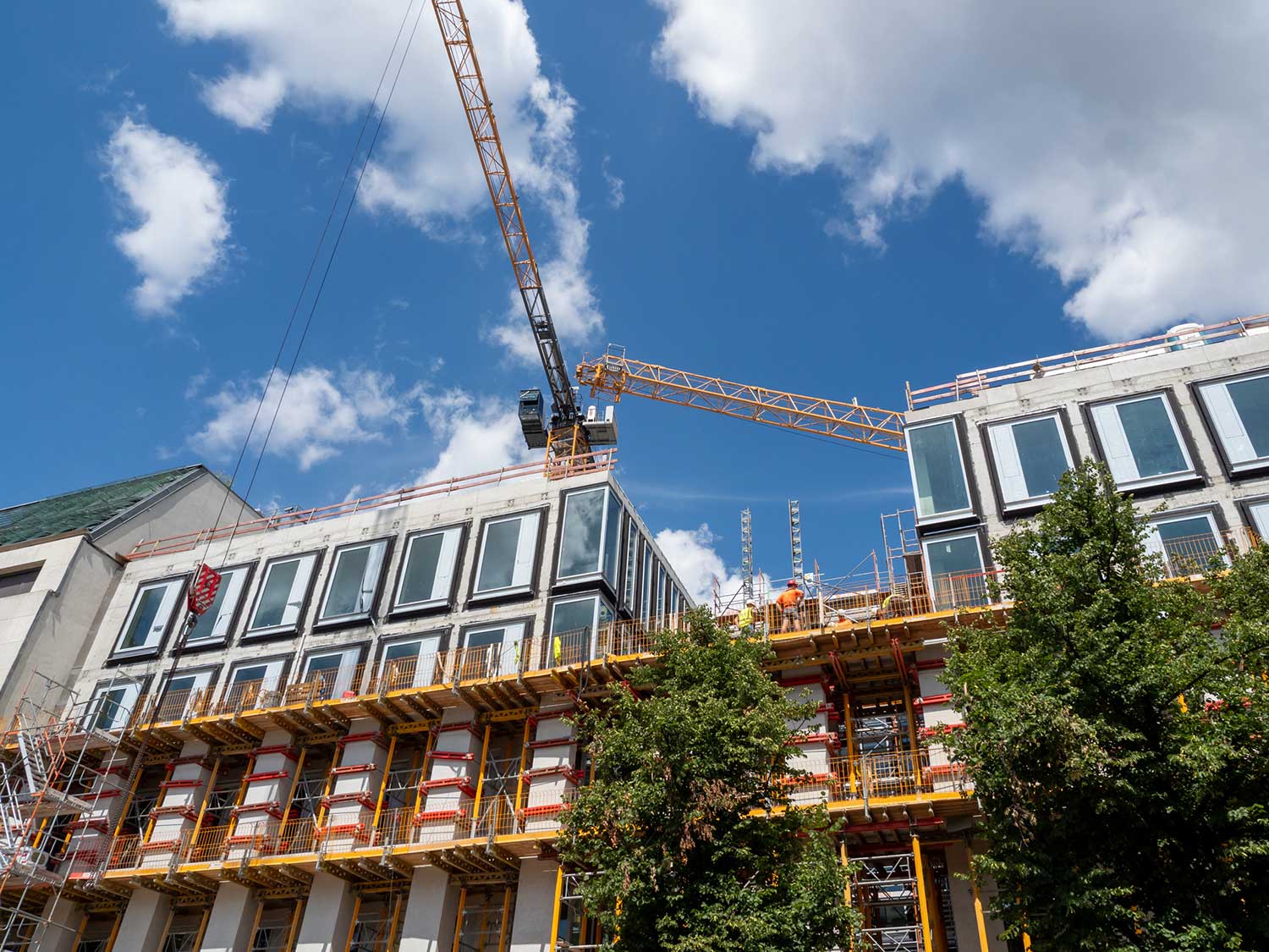 Modular unit arriving on schedule at construction site by Stream Modular delivery logistics